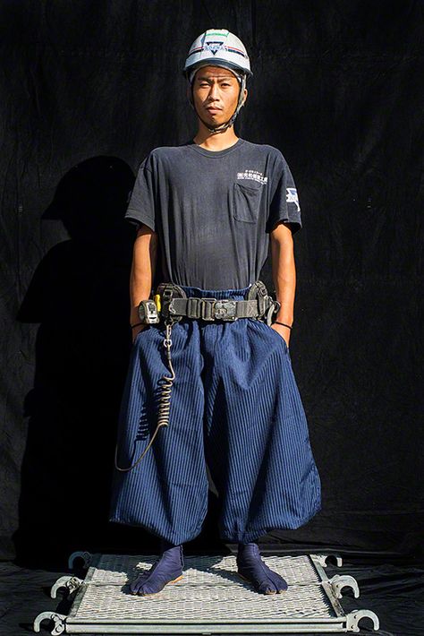 “Nikkapokka” Pants in Style on the Construction Site (Photos) ~ link for more info! Japanese Construction Worker, Nikkapokka Pants, Japanese Construction, Japanese Workwear, Crowd Of People, Estilo Harajuku, Workwear Vintage, Construction Workers, Denim Projects