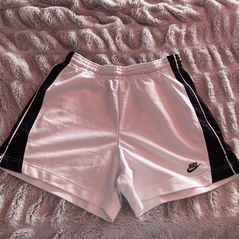 Women's nike basketball shorts Basketball Shorts On Women, Nike Basketball Shorts, Cute Pants, Nike Basketball, Womens Basketball, Basketball Shorts, Christmas Wishlist, Short Girls, Short Pants