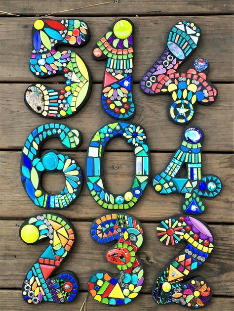 Mosaic House Numbers Diy, Mosaic Numbers, Mosaic House Numbers, Mosaic Patterns For Beginners, Mosaic Tiles Crafts, Mosaic Art Diy, Mosaic Pots, Mosaic Flower Pots, Mosaic Garden Art