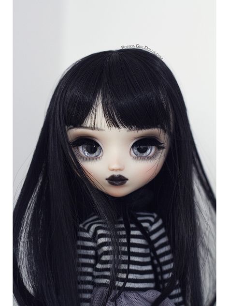 Pullip Dolls, Custom Pullip Dolls, Blythe Dolls Black Hair Black Eyes, Pullip Custom, Blythe Dolls Black Hair Blue Eyes, Vampire Blythe Doll, Emo Blythe Doll, Dolly Doll, Pullip Dolls Gothic