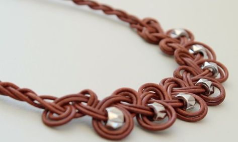 Leather Necklace Tutorial, Leather Necklace Diy, Knots Braids, Leather Cord Jewelry, Jewelry Knowledge, Leather Cord Necklace, Cord Jewelry, Jewelry Knots, Leather Corded Necklace