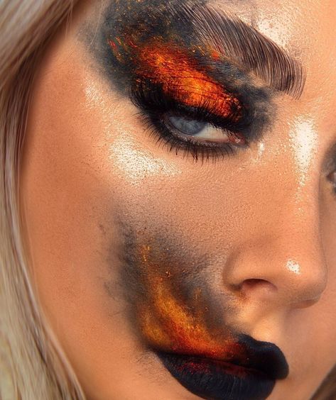 Jaydeen Sarah on Instagram: “🔥 LEO FIRE SIGN 🔥 I seem to be obsessed with fire looks lol. My skin is supposed to have specs of ‘ash’. Can’t wait to see your FIRE looks…” Fantasy Makeup Aesthetic, Halloween Makeup Themes, Fear Make Up, Burned Makeup, Artistic Makeup Creative, Blonde Grunge, Colorful Makeup Looks, Streaks Hair, Burn Makeup