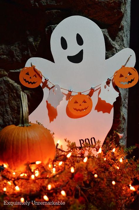 Outdoor Ghost Diy, Wooden Ghosts Diy, Wood Ghosts Diy, How To Make Ghosts For Outside, How To Make Ghosts, Wooden Ghost, Wooden Halloween Signs, Outdoor Ghosts, Pumpkin Ornaments