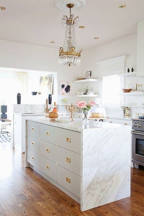 Exquisite kitchen 1950s Kitchen Remodel, Brass Kitchen Hardware, Cocina Shabby Chic, Glam Kitchen, Style Me Pretty Living, Tony Award, Cabinets White, White Appliances, Organizing Hacks