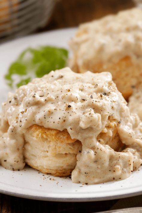 Hardees Biscuit And Gravy Recipe, Hardees Gravy Recipe, Hardees Biscuit Recipe Copycat, Pioneer Woman Biscuits And Gravy, Pioneer Woman Biscuits, Biscuit And Gravy Recipe, White Country Gravy Recipe, Hardees Biscuit Recipe, White Country Gravy