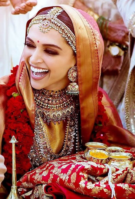 Bollywood Real Weddings Bollywood Bridal Earrings For Anniversary, Festive Bollywood Bridal Earrings For Anniversary, Bollywood Style Bridal Necklace For Celebration, Deepika Padukone Wedding, Bollywood-style Bridal Earrings For Festive Occasions, Bollywood Couples Real Weddings, भारतीय दुल्हन संबंधी, Deepika Ranveer, Saree Style