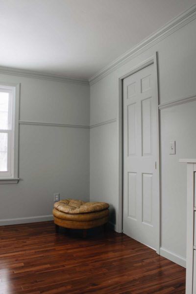 PAINTING WALLS AND TRIM THE SAME COLOR Walls And Trim Same Color, White Baseboards, Painting Baseboards, Painted Interior Doors, Ceiling Trim, Shingle Colors, Painting Walls, Wall Trim, Wall Paint Colors