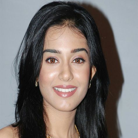 Amrita Rao with and without Makeup Amrita Rao Main Hoon Na, White Clam Sauce Recipe, Linguine With White Clam Sauce, Clam Sauce Recipe, With And Without Makeup, 90s Bollywood Actress, White Clam Sauce, Amrita Rao, Clam Sauce