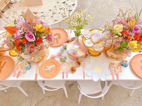 Groovy Party Table Decor, Groovy Table Decor, Kids Party Tables, Kids Party Inspiration, Groovy Party, Baby Table, Daisy Party, Baby Shower Table Decorations, Floral Birthday Party