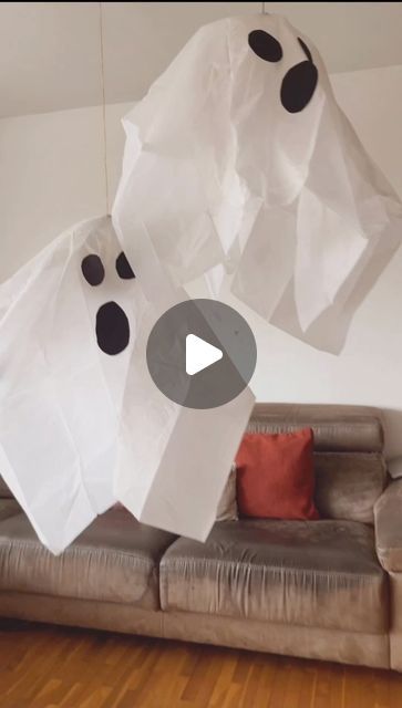 MATERNIDAD / ACTIVIDADES / EDUCACIÓN on Instagram: "DECORACIÓN PARA HALLOWEEN 🎃 

🔸Ya queda muy poco para Halloween y si te apetece decorar un poco sin gastar dinero ni invertir tiempo haciendo grandes manualidades, esta es la tuya!!

🔸 Estos fantasmas son muy rápidos y sencillos de hacer y seguramente tendrás todo el material en casa. Además, como son grandotes, enseguida te decoran un buen espacio.

🔸 Guárdete esta manualidad y comparte con otras familias que necesiten algo rápido y sencillo.

#halloween #halloweendiy #manualidadesfaciles" Trick Or Treat At Home Ideas, Ideas De Halloween, October 8, Ideas Halloween, Dia De Muertos, Trick Or Treat, Holidays, Halloween, On Instagram