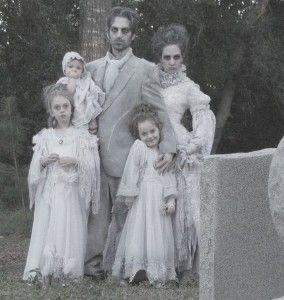 Halloween cards instead of Christmas cards...YAAAS Creepy Family Costumes, Ghost Family Costume, Victorian Ghost Costume, Costume Halloween Famille, Haunted Family, Alternative Family, Victorian Ghost, Halloween Chic, My Family Picture