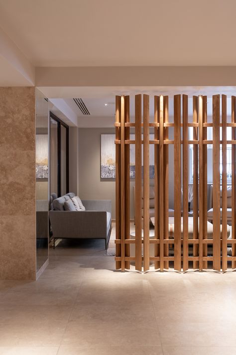 Interior Wall Screening Ideas, Hotel Partition Design, Luxury Partition Design, Screen Design Interior, Interior Design Partition, Unique Partition Design, Living Room Partition Ideas, Room Partition Ideas, Wooden Partition Design