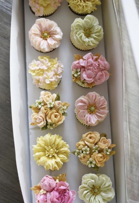 Deserts Cupcakes, Floral Dessert, Buttercream Flower Cake, Cupcake Cake Designs, Cupcake Bakery, Buttercream Cupcakes, Jelly Cake, Cupcake Icing, Pretty Dessert