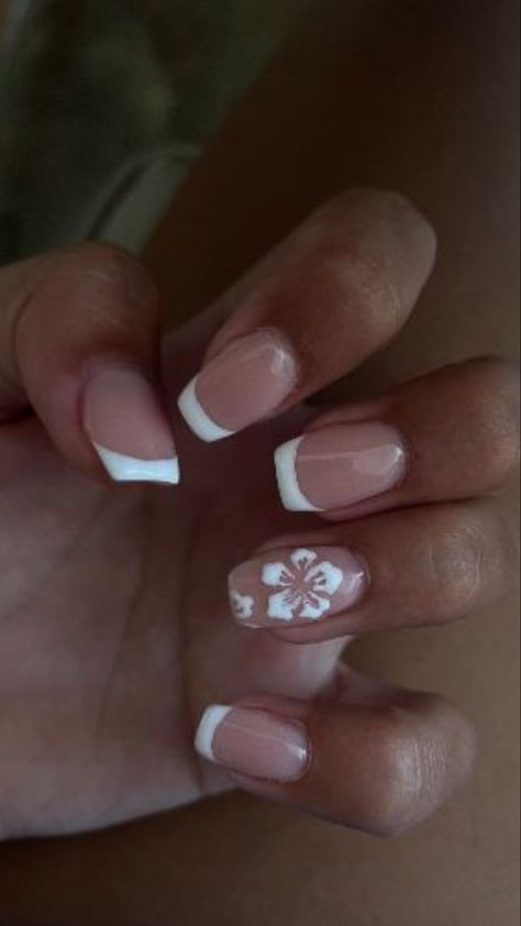 There's a new beauty trend taking over Instagram and it's absolutely stunning. Say hello to "quartz nails". Nails For Summer With Flowers, Cute Short Flower Nails, Flower Nail Inspo Short, White French Tip Summer Nails, Short Nails For The Beach, Cute White Flower Nails, Short Nails With Flower Design, Summer Nude Nail Designs, Short Nails Acrylic White