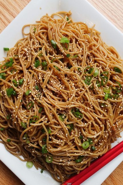 Combine sesame oil, with soy sauce, and chili and you get an amazing sesame noodle salad that is a surefire success at your next potluck. Sesame Pasta Salad, Korean Noodle Salad, Asian Sesame Noodle Salad, Philippino Recipes, Salad With Sesame Ginger Dressing, Cooking With Sesame Oil, Asian Pasta Salad, Cold Spaghetti Salad, Soy Sauce Noodles