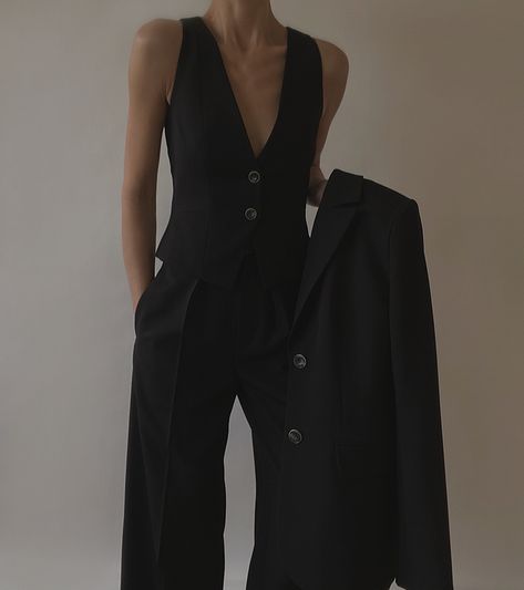 Suit Vest Outfits, Vest Outfits For Women, Future Aesthetic, Woman In Suit, Campaign Ideas, Money Fashion, Launch Campaign, Chique Outfits, Woman Suit Fashion