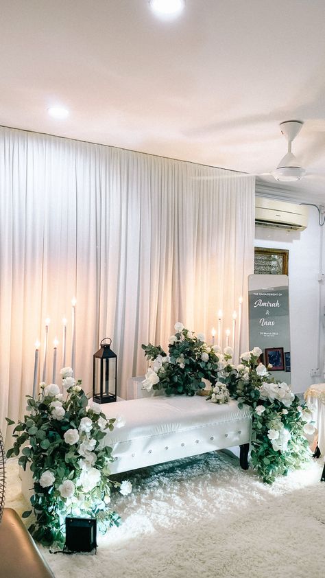 Pelamin Tunang Simple Klasik, Pelamin Nikah Simple, Minimal Engagement Decor, Engagement Dais, Pelamin Tunang Simple, Simple Pelamin, Pelamin Idea, Pelamin Tunang, Dulang Hantaran Ideas