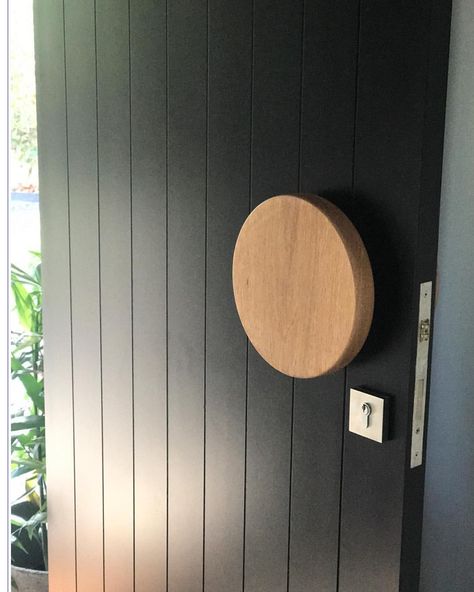 A huge thanks to Belinda for sharing this photo of the 'Large Round'. Finished, fitted and looking great against the dark colour of the… Front Door Pull Handle, Wood Door Handle, Round Front Door, Front Door Inspiration, Entry Door Handles, Modern Entrance Door, Door Pull Handle, Front Door Handles, Door Entryway