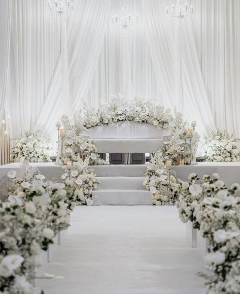 Pelamin White Theme, White Pelamin Wedding, Pelamin Minimalist Dewan, Baraat Decor Ideas, Pelamin Nikah Mewah, White Wedding Stage Decor, Simple Wedding Stage Decorations Indoor, Dekor Pernikahan Simple, Pelaminan Aesthetic