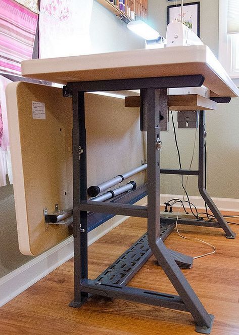 Sew Perfect Table - extension down Diy Crafts Desk, Sewing Machine Table Diy, Diy Sewing Table, Christmas Workshop, Sewing Room Furniture, Sewing Room Inspiration, Sewing Machine Tables, Sewing Room Storage, Sewing Spaces