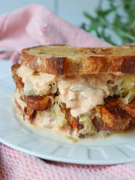 Tempeh Reuben, Tempeh Recipes Vegan, Vegetarian Alternatives, Vegan Reuben, Tempeh Marinade, Bbq Tempeh, How To Cook Tempeh, Vegan Tempeh, Vegan Barbecue