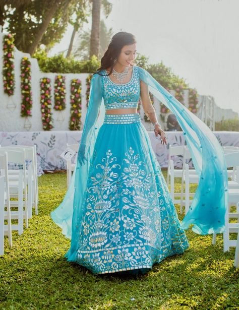 Every bride wants to be a unique one- we bet you do too! So rather than running around for a unique lehenga, you could also consider making a few tweaks here and there, as well as adding new things that... Masoom Minawala, Dupatta Draping Styles, भारतीय दुल्हन संबंधी, Dupatta Draping, Mumbai Wedding, Sangeet Outfit, Bridal Dupatta, Blue Lehenga, Patiala Salwar