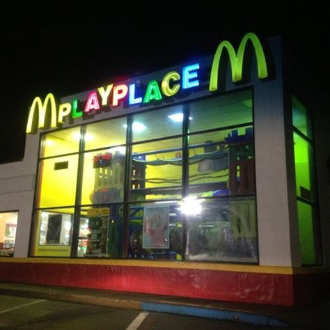 I barely see these McDonalds Playplaces anymore. I remember eating with my mother in this section of McDonalds. A lot of these older McDonalds exteriors are becoming scarce. Mcdonalds Liminal Space, Mcdonalds 2000s, Nostalgic Pictures Childhood, Early 2000s Mcdonalds, 2000s Mcdonalds Aesthetic, 2000s Mcdonalds, 2000s Nostalgia Food, 2000s Food Uk, Mcdonald’s Aesthetic