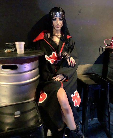 Itachi Uchiha Halloween Costume, Itachi Uchiha Cosplay Female, Itachi Halloween Costume, Akatsuki Cosplay Female, Naruto Characters Cosplay, Naruto Costume Ideas, Female Naruto Cosplay, Akatsuki Halloween Costume, Itachi Cosplay Female