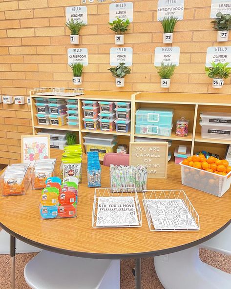 Our snack setup for tomorrow🍊✏️💖 Beyond thankful for an incredible group of parents who are helping me fuel these kids for testing the next couple of weeks! They have been so supportive of our classroom!Here’s to day 1 of RISE🌟 #elementary #education #school #kindergarten #middleschool #preschool #teachersofinstagram #teacher #elementaryteacher #highschool #elementaryschool #teachersfollowteachers #teacherlife #teachers #iteach #teaching #learning #elementaryart #backtoschool #kids #artteac... Kindergarten Classroom Setup, Future Job, Classroom Organisation, School Kindergarten, Education School, Sound Boxes, Future Jobs, Classroom Setup, Future Classroom