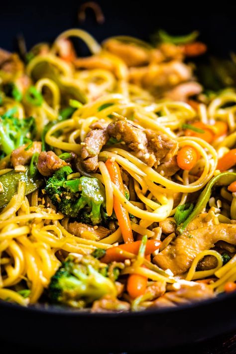 Lo-mein, chow-mein, moo-shu, fat-head, kung-pow... Chicken Lo Mein Recipe Easy, Chicken Lo Mein Recipe, Chicken Enchilada Skillet, Chicken Lo Mein, Asian Noodle Dishes, Linguine Recipes, Lo Mein Recipes, Sweet Chicken, Spice Mix Recipes