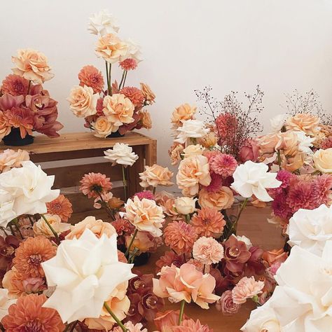 Terracotta And Blush Wedding Flowers, November Floral Wedding, Sunset Terracotta Wedding Flowers, Vintage Flowers Wedding, Terracotta Flower Arrangements, Burnt Orange Wedding Florals, Fall Wedding Flowers Table Decor, Fall Wedding Florals Color Schemes, Rose And Terracotta Wedding