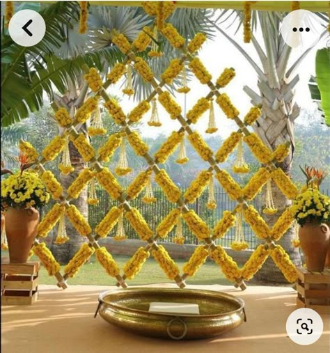 Best Wedding Decorations Indian, Indian Function Decoration, Yellow Backdrop Decorations, Haladi Shastra Decoration, Bhaat Ceremony Decor, Indian Wedding Decor Diy, Marriage Mandap Decoration Indian, Yellow Decor Wedding, Pithi Decoration