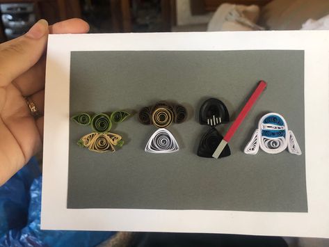 Paper Crafts Star Wars, Starwars Paper Craft, Diy Gifts For Star Wars Fans, Star Wats Gifts, Diy Star Wars Gifts Boyfriends, Star Wars Paper Quilling, Birthday Card Ideas Star Wars, Starwars Gift For Boyfriend, Star Wars Paper Craft