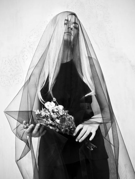 🖤 Black wedding drop veil that you will love! One of our most dramatic bridal veils. Extra wide (9’ / 280cm) with train. Soft to touch and drapes like a dream.
Rectangular cut makes it really extravagant and different from the classic round or oval cut veils. Perfect for Halloween or Gothic weddings, photo shoots or very special events. Black Bridal Veil, Black Wedding Veil, Witch Wedding, Cape Veil, Sheer Veil, Vampire Bride, Black Wedding Gowns, Veil Cathedral, Drop Veil