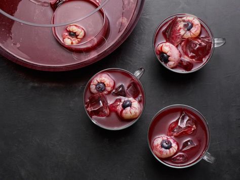 Cauldron Drink Halloween, Skeleton Desserts, Eyeball Punch, Blood Punch, Edible Eyeballs, Snack Halloween, Halloween Themed Drinks, Halloween Punch Recipes, Postres Halloween