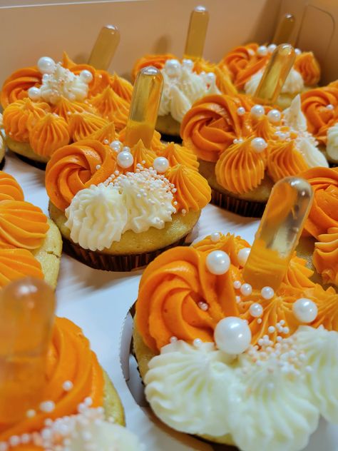 Orange Color Cupcakes, Orange And White Cupcakes, Orange Birthday Party Ideas, Orange Cupcakes Decoration, Orange Sweets, Muffins Decoration, Sweet 16 Cupcakes, Infused Treats, Orange Birthday Parties