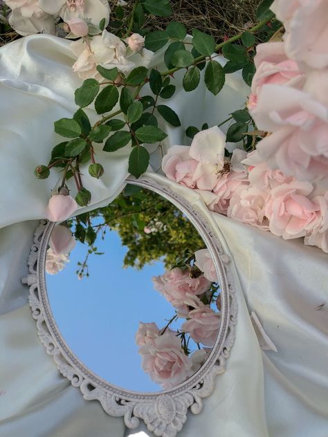 Cottagecore Mirror, Pink Green Aesthetic, Nature Mirror, Pink Cottagecore, Rose Aesthetic, Soft Pink Theme, Aesthetic Cottagecore, Nothing But Flowers, Pink Themes