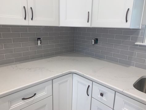 White Kitchen Grey Backsplash Ideas, Light Grey Kitchen Cabinets Backsplash, Grey Subway Tile Kitchen Backsplash, Gray Subway Tile Kitchen, Gray Backsplash Kitchen, Grey Subway Tile Backsplash, Grey Kitchen Backsplash, Grey Backsplash Kitchen, Grey Subway Tile Kitchen