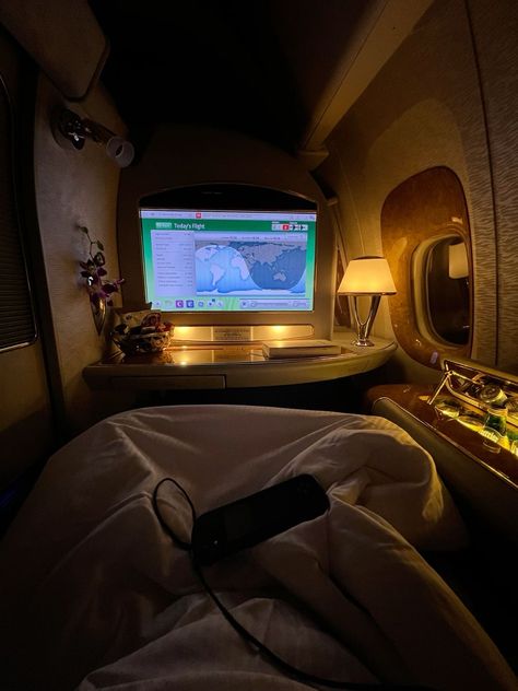 First Class Emirates, First Class Plane, Business Class Travel, Jet Privé, Flying First Class, First Class Flights, Business Class Flight, Airport Aesthetic, Polished Wood