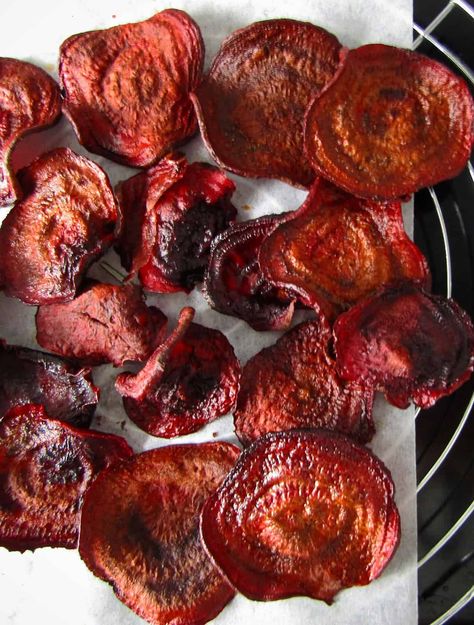 How to make beetroot crisps (Only 2 ingredients, super crunchy & healthy) Beetroot Leaves Recipe, Deli Sides, Beet Chips Recipe, Beetroot Chips, Help Me Lord, Baked Beetroot, Healthy Crisps, Beet Chips, Beetroot Recipes