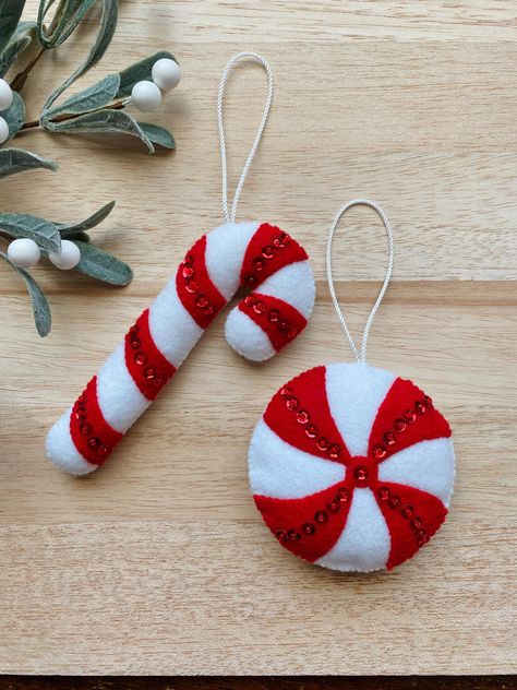 **THIS IS A PDF PATTERN DOWNLOAD. ** No finished product will be shipped.  Add a touch of handmade to your holiday decor! This adorable felt ornament set is sure to add cheer to any room. Make a bunch to decorate your Christmas tree or make some in all different colors to tie onto gifts! You can even string them together to make a candy garland! You will receive the PDF patterns for BOTH the felt candy cane ornament and the felt peppermint ornament. You will be able to use these patterns to hand sew and create your very own felt ornaments.  The candy cane measures roughly 5.25" long and the peppermint measures roughly 3.25" wide. This pattern includes a list of all supplies needed and step-by-step instructions with color photos. These ornaments are perfect for beginners! Only basic sewing/ Felt Christmas Tags, Diy Felt Ornaments Patterns, Diy Easy Ornaments Christmas, Candy Cane Felt Ornaments, Felt Grinch Ornament, Felt Candy Ornaments, Christmas Felt Patterns, Easy Felt Ornaments, Diy Christmas Ornaments Felt