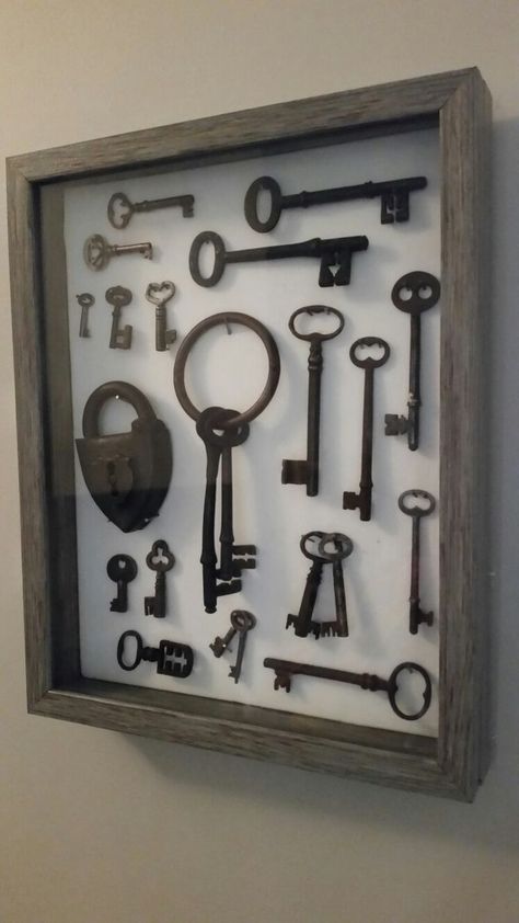 Antique Key Display, Key And Coat Hanger Ideas, How To Display Old Keys Ideas, Displaying Skeleton Keys, Skeleton Key Decor Ideas, Skeleton Keys Crafts, Ideas For Old Keys, Key Collection Display, Antique Keys Crafts