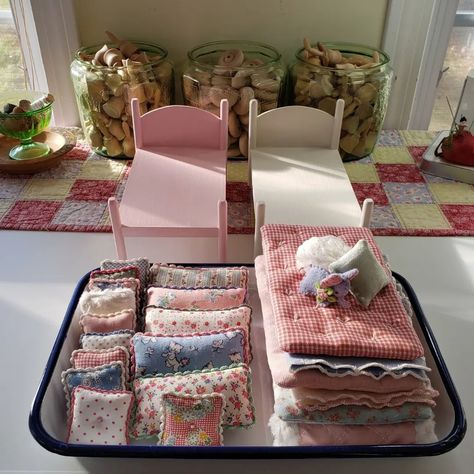 Baby Doll Beds Diy Ideas, Diy Calico Critters Stuff, Hand Sewing Ideas, Beach Dollhouse, Vintage Upcycle, Hantverk Diy, Doll Bedding, Miniature Dollhouse Accessories, Doll Furniture Diy