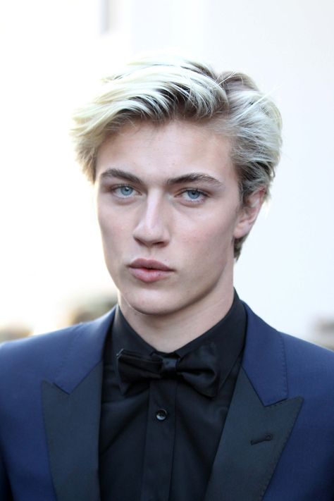 Our favourite blue-eyed, peroxide blonde model is now adding author to his repertoire Blue Eyes Aesthetic, Blue Eyed Men, Lucky Blue Smith, Lucky Blue, Blonde Hair Blue Eyes, Blonde Boys, Corte De Cabelo Masculino, Blonde Model, Blonde Guys