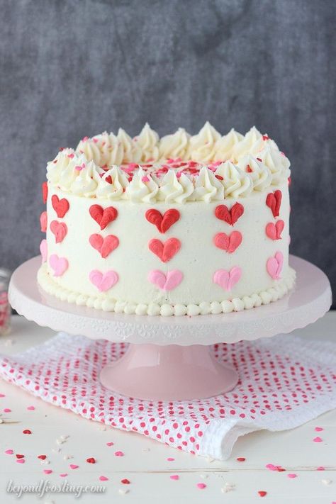 Sweet and Simple Valentine Heart Cake by Beyond Frosting as featured in MyCakeSchool.com's Roundup of Favorite Valentine's Cake Ideas! Valentine's Sweets, Heart Cake Decoration, Chip Dips, Cake Popsicles, Food Work, Valentines Baking, Cupcakes Recipes, Homemade Chocolate Cake, Heart Cakes