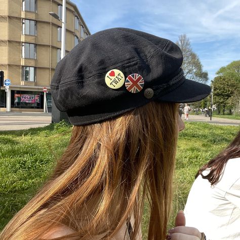 Y2k Beret Outfit, Bakers Hat Outfit, Union Jack Aesthetic, Baker Boy Hat Outfit Aesthetic, Union Jack Outfit, Newboys Hat Outfit, Newspaper Boy Hat Outfit, Brixton Hat Outfit, How To Style A Hat