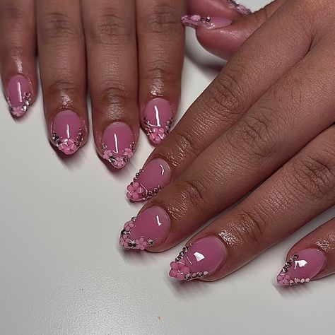 ～ꗥ❀ 𝐓𝐇𝐄 𝐜𝐮𝐭𝐞𝐬𝐭 𝐬𝐡𝐨𝐫𝐭 𝐚𝐥𝐦𝐨𝐧𝐝𝐢𝐞𝐬! ❀ꗥ～ #nails #explore #nailinspo #bostonnailtech Short Almond Nails With Charms, Almond Nails With Charms, Cute Short Almond Nails, Nails With Charms, Almond Nail Designs, Short Almond Nails, Short Almond, Almond Nails Designs, Almond Nail