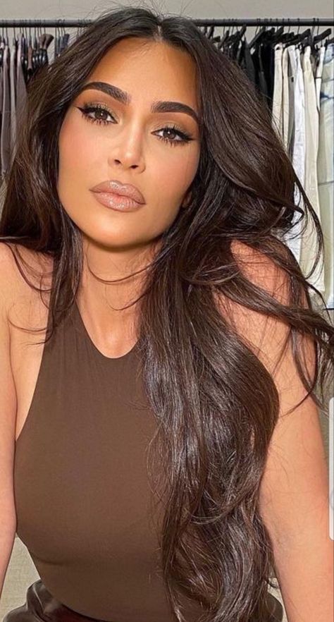 Kim Kardashian Makeup, Kim Kardashian Hair, Kardashian Hair, Brazilian Hair Bundles, Makijaż Smokey Eye, Glamour Makeup, Brunette Hair, Brunette Hair Color, Dark Hair