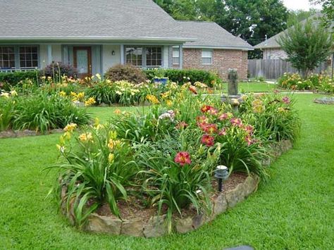 day lily garden ideas | DAYLILY IDEAS Lilly Garden, Daylily Garden, Lily Garden, Outdoor Garden Decor, Day Lilies, Front Yard Garden, House Landscape, Unique Gardens, Landscaping With Rocks