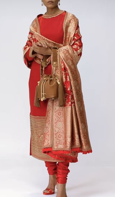 Luxury Banarasi Silk Dupatta With Dabka, Styling Banarasi Dupatta, Banarasi Dupatta Styling, Bollywood Style Banarasi Silk Dupatta With Intricate Embroidery, Elegant Banarasi Silk Dupatta With Dabka, Sabyasachi Red Suit, Sabyasachi Suits, Banarsi Suit, Indian Bride Outfits